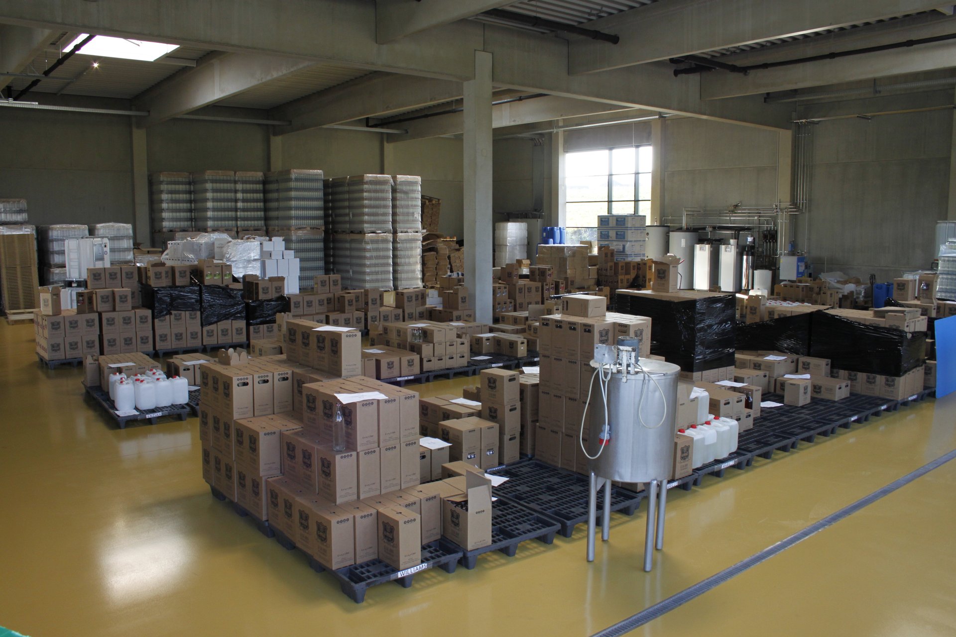 A view into the hall with containers, bottles and packaged goods.