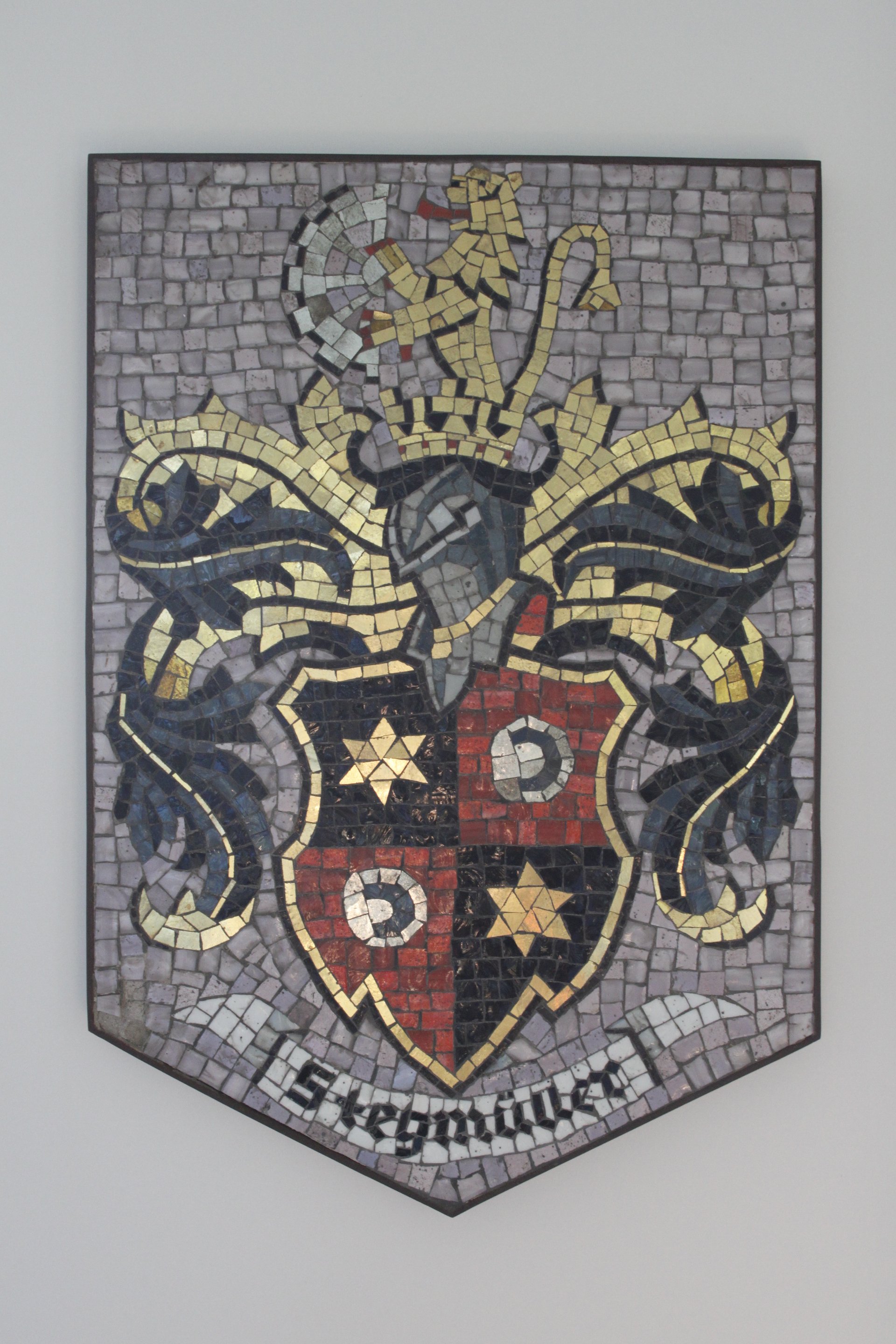 The family coat of arms as a mosaic at the premises.